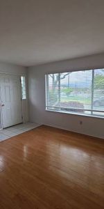 1 Bedroom Garden Suite 5 mins walk to Oakridge Mall Skytrain station - Photo 4