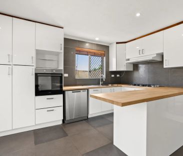 Spacious Family Living on a Massive 1000m² Block - Photo 4