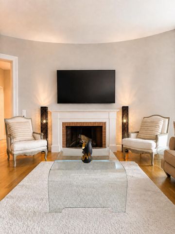THE PIERCE APARTMENT, A large three-bedroom apartment - Photo 3