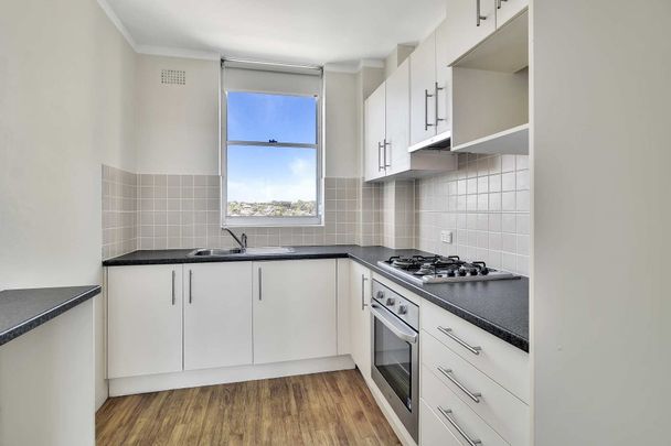 BRIGHT TWO BEDROOM APARTMENT WITH SWEEPING HARBOUR VIEWS - Photo 1