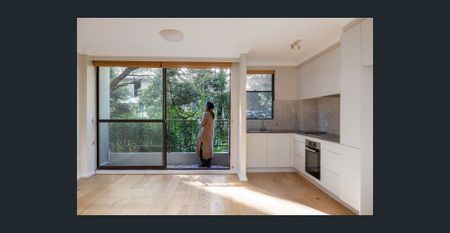 Classic renovated apartment in garden setting - Photo 4