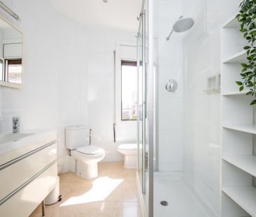 Room with single bed in Calle Valencia - Photo 5