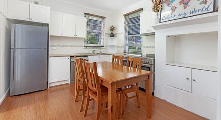 Well presented 3 bedroom family home - Photo 2