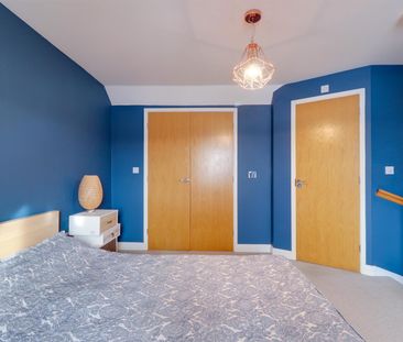 A 4 Bedroom House in Newdawn Place, Cheltenham - Photo 5