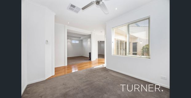 Comfortable Coastal Living in a Quiet Glenelg North Cul-de-Sac - Photo 1