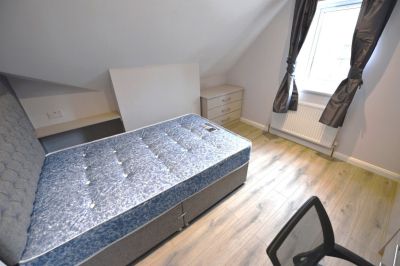2 bedroom Flat in Flat 4, Leeds - Photo 2