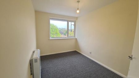 3 bedroom flat to rent - Photo 4