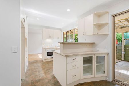 4 bedroom family home close to everything - Photo 5