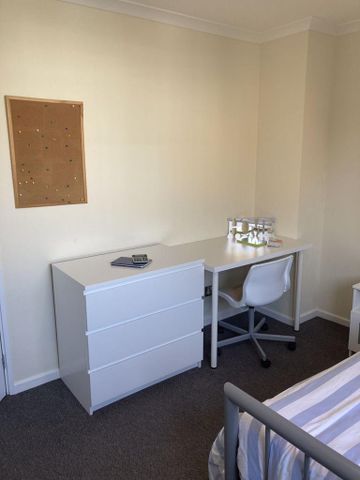 4 bedroom apartment to rent - Photo 2