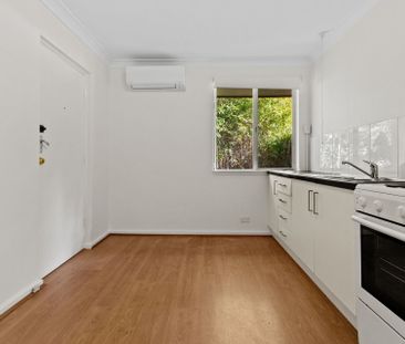 Studio flat in a sought-after locale - Photo 1