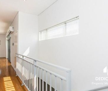 Stunning Modern Living - Photo 3