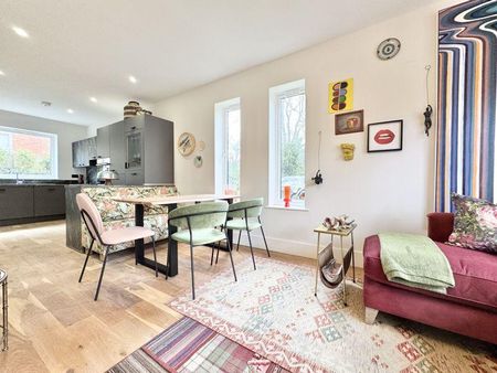 4 bedroom semi-detached house to rent - Photo 4