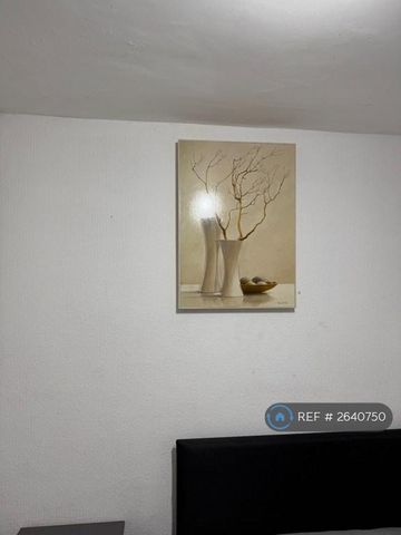 1 bedroom in a house share to rent - Photo 3