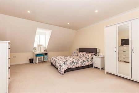 An exceptionally well presented three bedroom end of terrace townhouse with views over the cricket green situated just a short walk to Witney town centre. - Photo 2