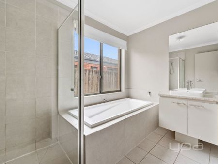 4 BEDROOM FAMILY HOME - Photo 5