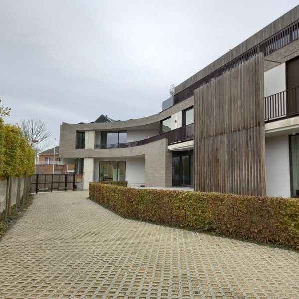 Lichtrijk appartement met groot terras en dubbele garagebox - Photo 1