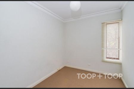 CHARMING MYRTLE BANK TOWNHOUSE - Photo 2