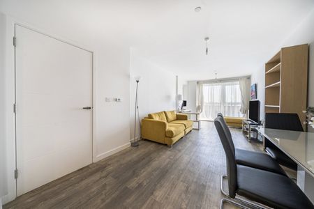 Flat to rent - Bowen Drive, London, SE7 - Photo 5