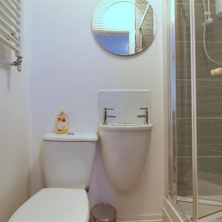 1 bedroom in a house share to rent - Photo 4