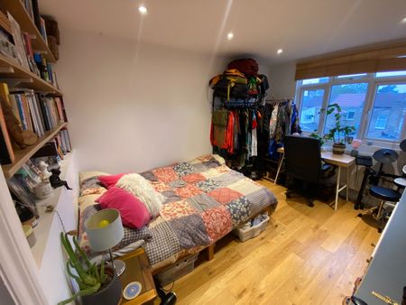 4 Bed Terraced House, Ashlin Road, E15 - Photo 3