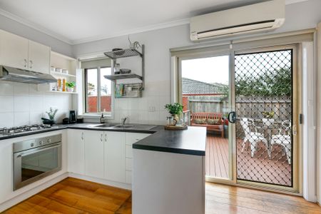 Leafy Serenity with Everything Nearby - Photo 4