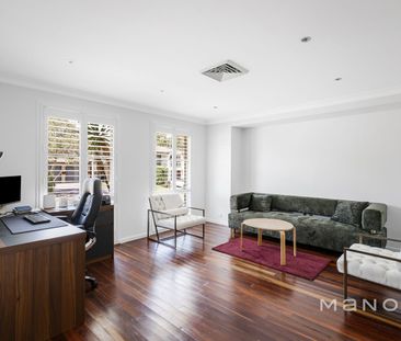 Sunlit living & Modern Elegance - Photo 1