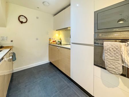 A spacious, three storey, four bedroom family home on the popular Novo development in Trumpington. Ideally situated for access to Addenbrookes, Cambridge City Centre and to the M11. Also in close proximity to a number of schools. - Photo 3