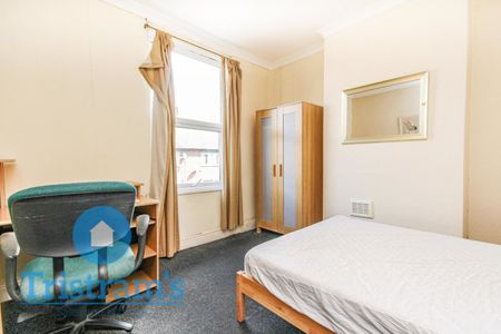 4 bed Mid Terraced House for Rent - Photo 2