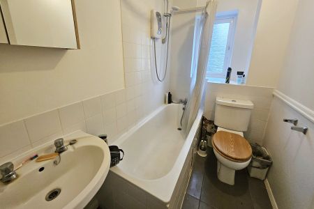 Steeple Gardens, Addlestone, Surrey, KT15 - Photo 2