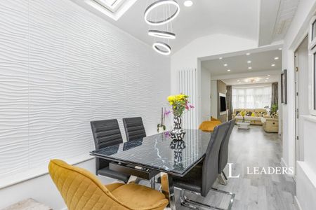4 bedroom semi-detached house to rent - Photo 2