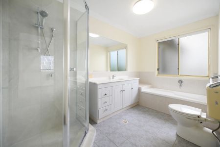 Large 5-Bedroom Waterfront Home in a gated community, in Helensvale ! - Photo 2