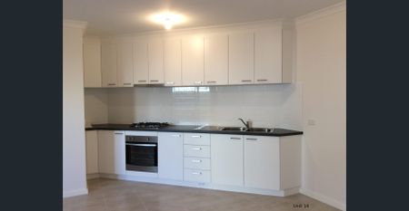 Light and bright, easy care, neutral unit! - Photo 3