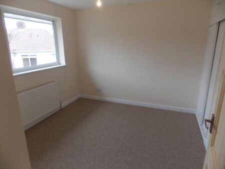 3 bedroom end of terrace house to rent - Photo 2