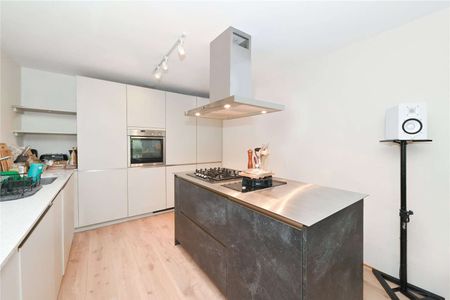 A modern one bedroom apartment offering in excess of 600 sq ft of living space with access to communal gardens. - Photo 4