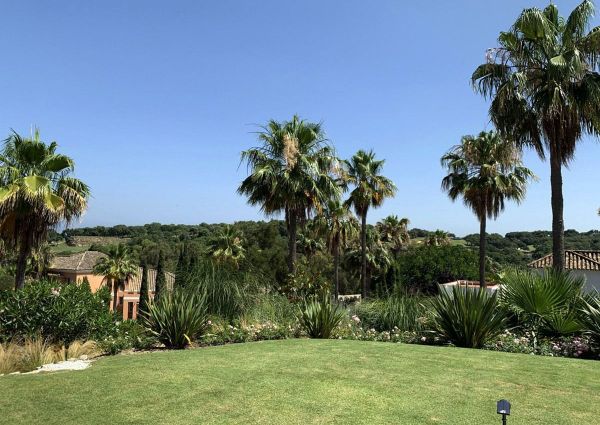 A MODERN VILLA BUILT ON AN ELEVATED PLOT IN F ZONE OF SOTOGRANDE