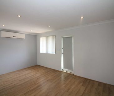 Air conditioning, no carpet, excellent location! - Photo 6