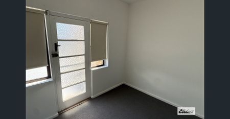 Freshly Renovated Two-Bedroom property – Prime Wollongong Location! - Photo 2