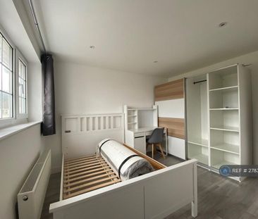 4 bedroom semi-detached house to rent - Photo 2