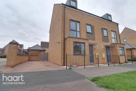 4 bedroom semi-detached house to rent - Photo 5