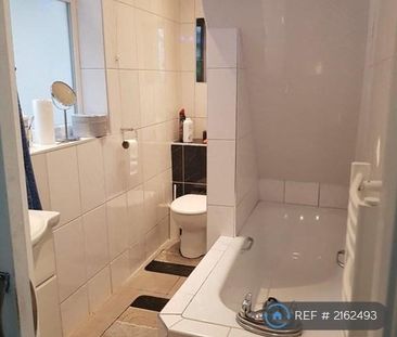 1 bedroom in a flat share to rent - Photo 4