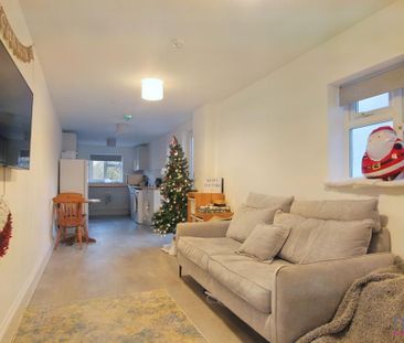 1 bedroom in a house share to rent - Photo 2