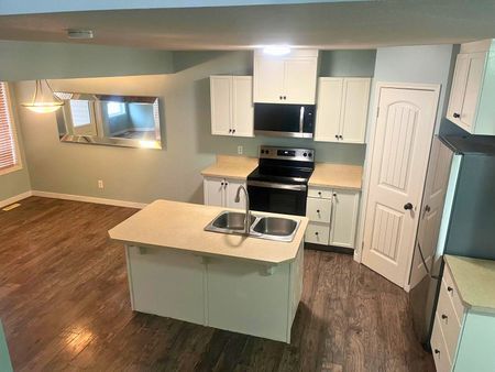 4 Bedroom Duplex with Single Attached Garage - Photo 4