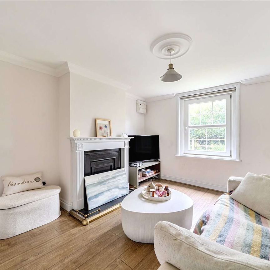 A charming three bedroom cottage on the Hamptworth Estate set within the New Forest. - Photo 1