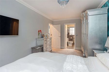 A well presented family home in Virginia Water. - Photo 5
