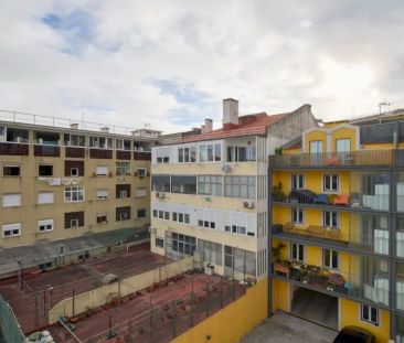 Room in a shared 7-bedroom apartment for rent in Lisbon - Photo 3