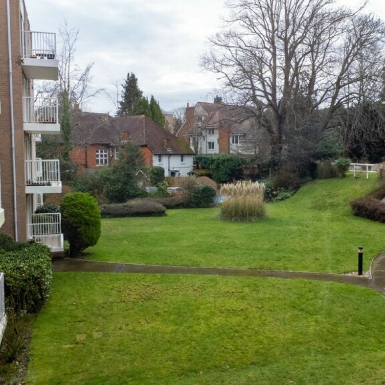 Modern 2 bed flat in Meyrick Court - Photo 1