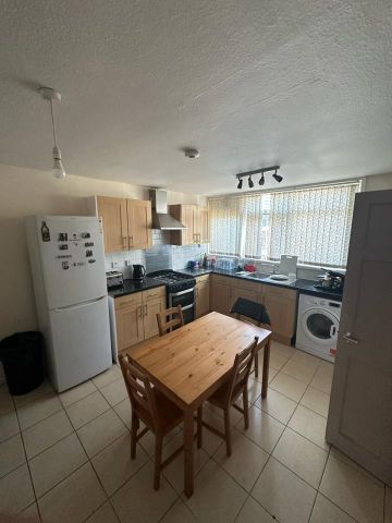 3 Bed Semi-Detached House, Bewley Court, SW2 - Photo 2