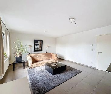 Ruim appartement met 2 slaapkamers, terras en overdekte staanplaats. - Foto 2