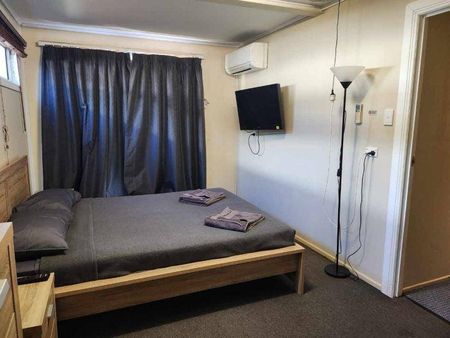 Short Term - Queen Bed - A/C Free WiFi, Incl Power, Fully Furnished - Photo 5