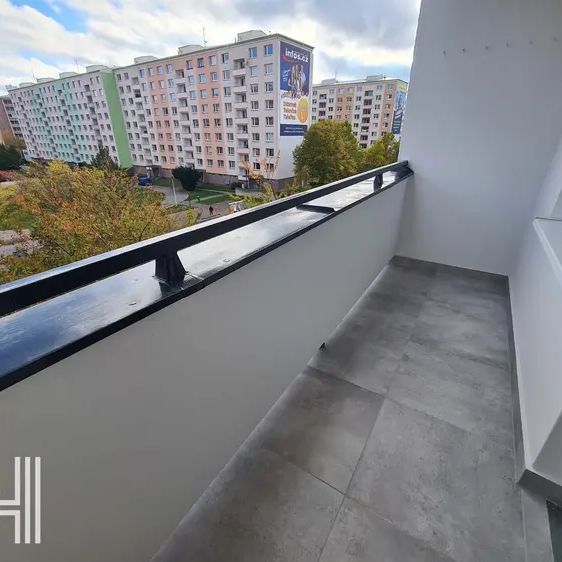 Pronájem pečlivě opraveného bytu 2+1 s lodžií - Fotografie 1
